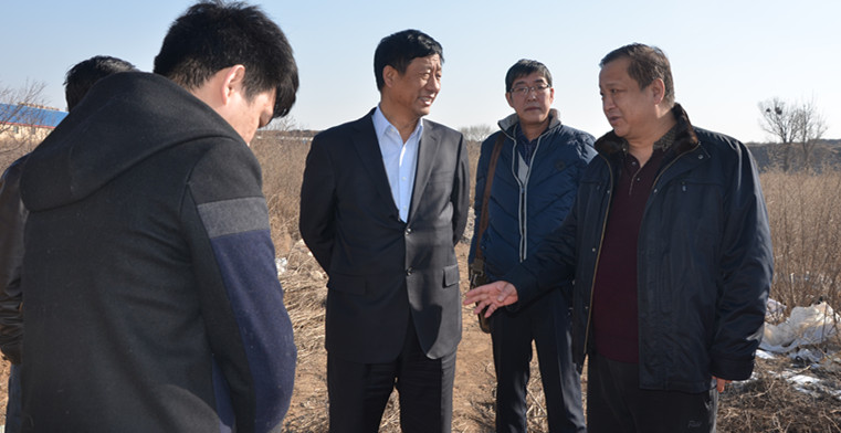 實(shí)地察看車站北街的斷頭路。.jpg